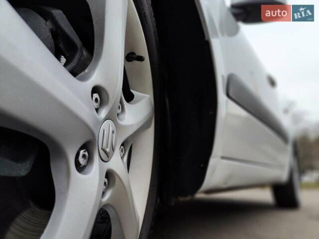 Белый Сузуки СХ4, объемом двигателя 1.6 л и пробегом 192 тыс. км за 5490 $, фото 2 на Automoto.ua