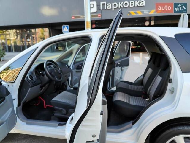 Белый Сузуки СХ4, объемом двигателя 1.6 л и пробегом 192 тыс. км за 5990 $, фото 6 на Automoto.ua