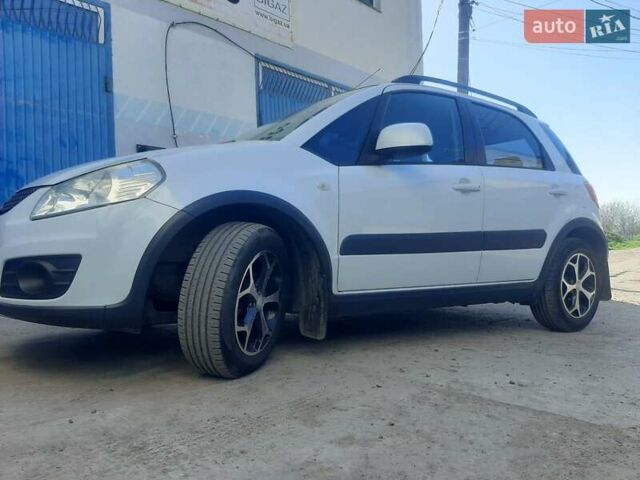 Белый Сузуки СХ4, объемом двигателя 1.6 л и пробегом 250 тыс. км за 6000 $, фото 1 на Automoto.ua