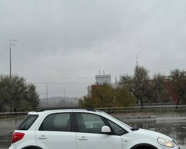 Белый Сузуки СХ4, объемом двигателя 1.59 л и пробегом 176 тыс. км за 7500 $, фото 1 на Automoto.ua