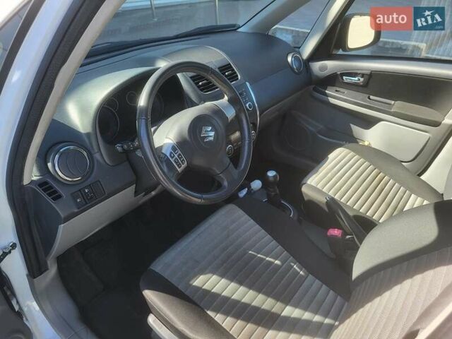 Белый Сузуки СХ4, объемом двигателя 1.6 л и пробегом 130 тыс. км за 9000 $, фото 5 на Automoto.ua