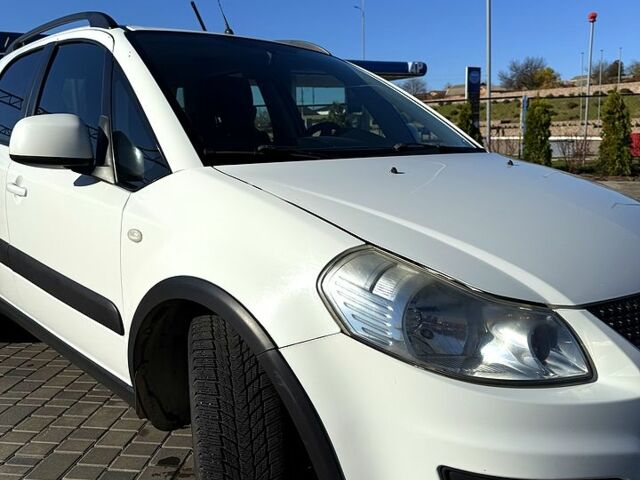 Белый Сузуки СХ4, объемом двигателя 1.6 л и пробегом 125 тыс. км за 9500 $, фото 4 на Automoto.ua