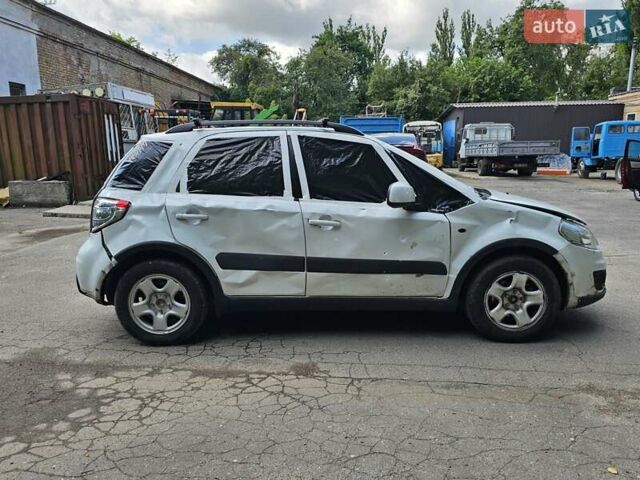 Белый Сузуки СХ4, объемом двигателя 1.59 л и пробегом 100 тыс. км за 3800 $, фото 6 на Automoto.ua