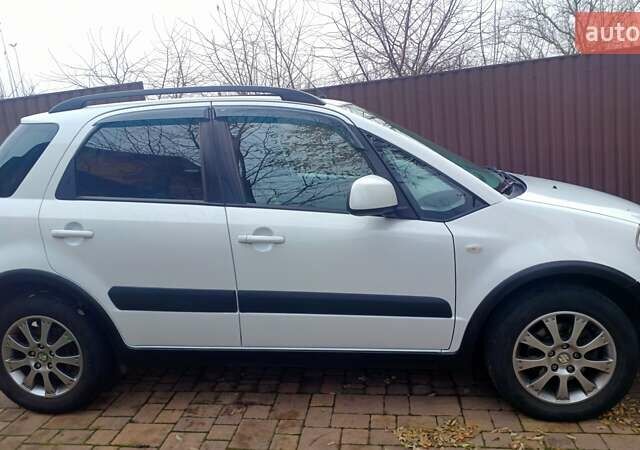 Белый Сузуки СХ4, объемом двигателя 1.6 л и пробегом 98 тыс. км за 11000 $, фото 2 на Automoto.ua