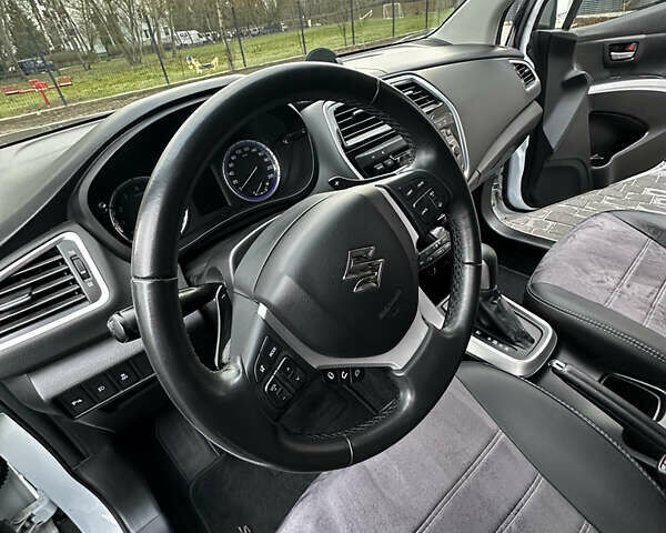 Белый Сузуки СХ4, объемом двигателя 1.59 л и пробегом 55 тыс. км за 18900 $, фото 11 на Automoto.ua