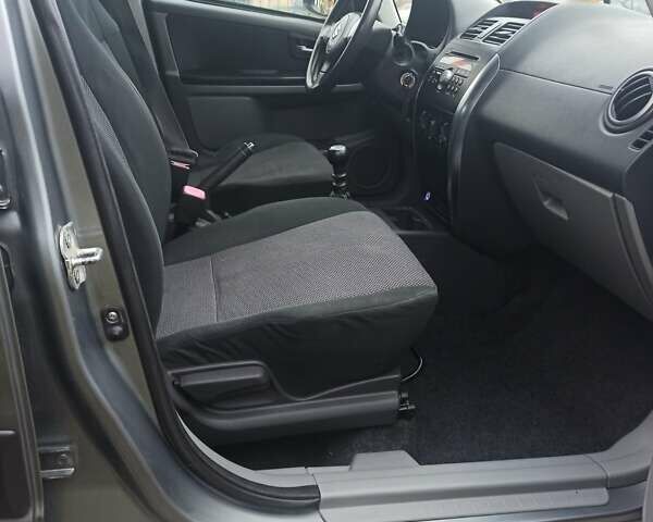 Серый Сузуки СХ4, объемом двигателя 1.56 л и пробегом 230 тыс. км за 6300 $, фото 3 на Automoto.ua