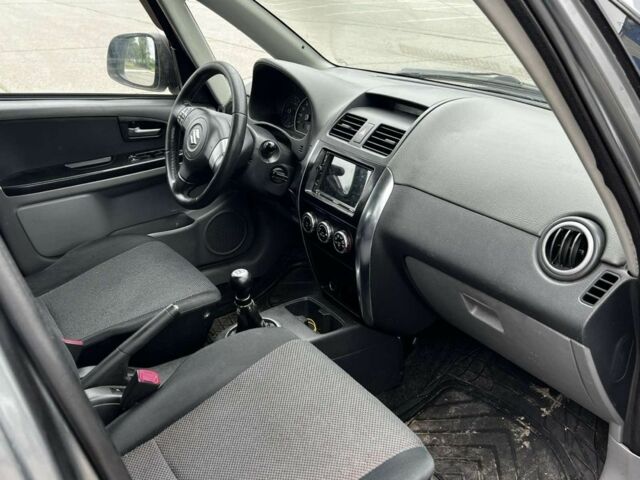 Серый Сузуки СХ4, объемом двигателя 1.6 л и пробегом 200 тыс. км за 4000 $, фото 7 на Automoto.ua