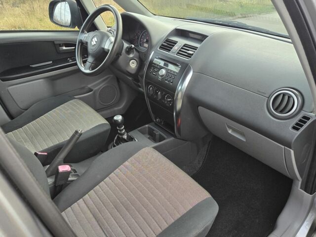 Серый Сузуки СХ4, объемом двигателя 1.6 л и пробегом 175 тыс. км за 5800 $, фото 3 на Automoto.ua