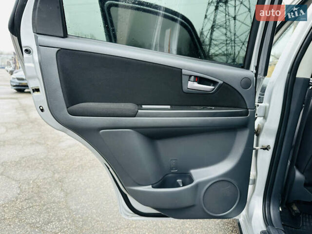 Сірий Сузукі СХ4, об'ємом двигуна 2 л та пробігом 187 тис. км за 7800 $, фото 16 на Automoto.ua