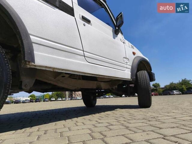 Белый Сузуки Самурай, объемом двигателя 1.3 л и пробегом 95 тыс. км за 7500 $, фото 3 на Automoto.ua