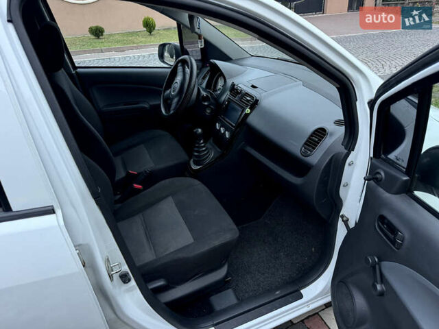 Белый Сузуки Сплеш, объемом двигателя 1 л и пробегом 188 тыс. км за 4399 $, фото 9 на Automoto.ua