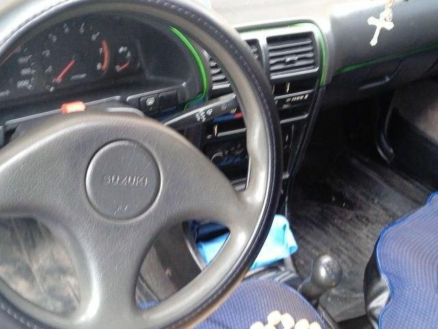 Белый Сузуки Свифт, объемом двигателя 1.3 л и пробегом 200 тыс. км за 600 $, фото 1 на Automoto.ua