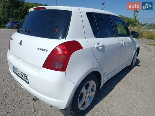 Белый Сузуки Свифт, объемом двигателя 1.3 л и пробегом 138 тыс. км за 5300 $, фото 3 на Automoto.ua