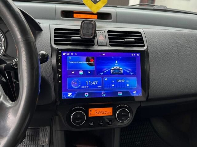 Белый Сузуки Свифт, объемом двигателя 1.3 л и пробегом 275 тыс. км за 5500 $, фото 3 на Automoto.ua