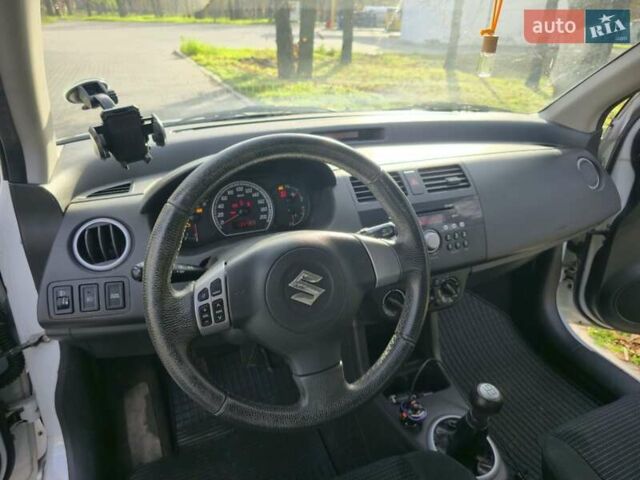 Білий Сузукі Свифт, об'ємом двигуна 1.33 л та пробігом 134 тис. км за 4200 $, фото 10 на Automoto.ua