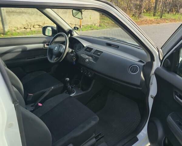 Білий Сузукі Свифт, об'ємом двигуна 1.33 л та пробігом 134 тис. км за 4200 $, фото 6 на Automoto.ua