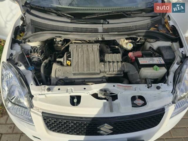 Білий Сузукі Свифт, об'ємом двигуна 1.33 л та пробігом 134 тис. км за 4200 $, фото 11 на Automoto.ua