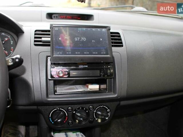 Белый Сузуки Свифт, объемом двигателя 1.33 л и пробегом 170 тыс. км за 5400 $, фото 7 на Automoto.ua