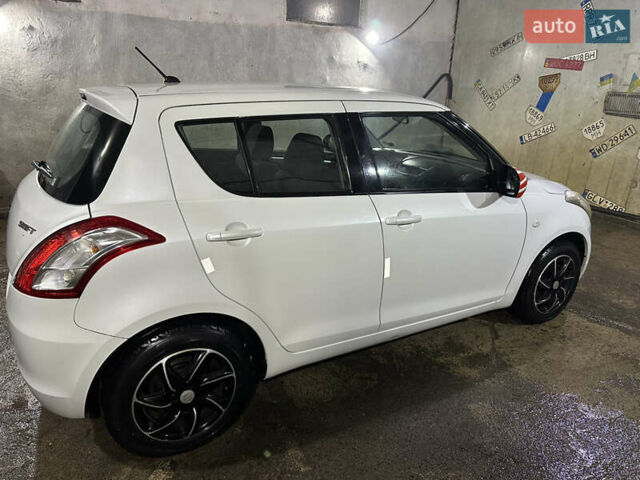 Белый Сузуки Свифт, объемом двигателя 1.24 л и пробегом 147 тыс. км за 5150 $, фото 2 на Automoto.ua