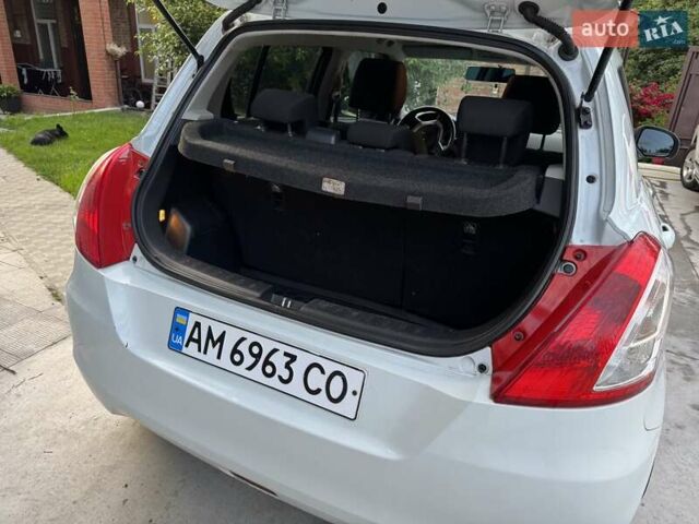 Белый Сузуки Свифт, объемом двигателя 1.25 л и пробегом 223 тыс. км за 5999 $, фото 28 на Automoto.ua