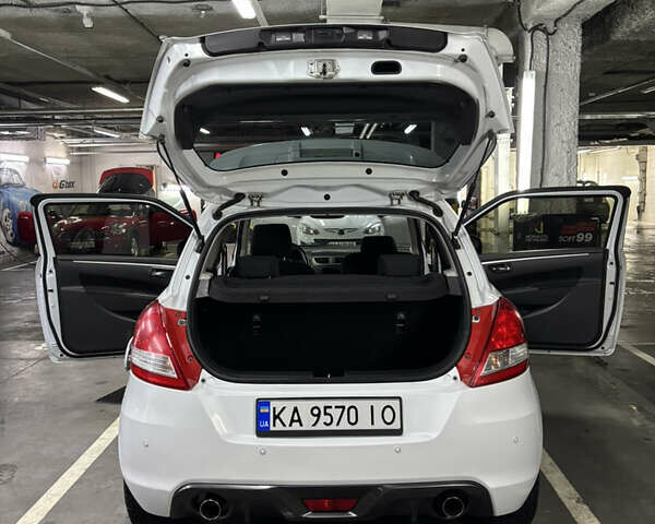 Сузуки Свифт 2014 в Киеве на Automoto.ua Белый Сузуки Свифт, объемом двигателя 1.6 л и пробегом 97 тыс. км за 7350 $, фото 6 на Automoto.ua