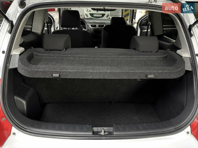 Білий Сузукі Свифт, об'ємом двигуна 1.6 л та пробігом 97 тис. км за 7100 $, фото 8 на Automoto.ua