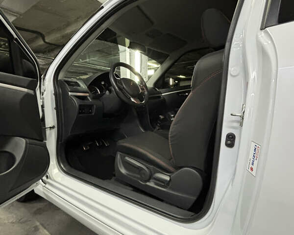 Сузуки Свифт 2014 в Киеве на Automoto.ua Белый Сузуки Свифт, объемом двигателя 1.6 л и пробегом 97 тыс. км за 7350 $, фото 13 на Automoto.ua