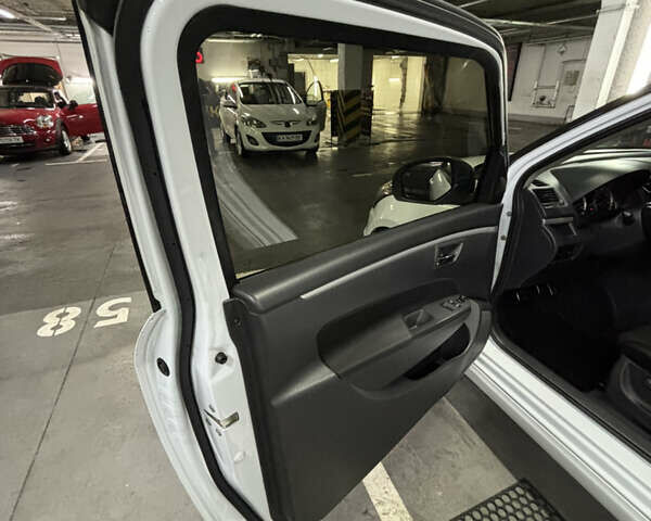 Сузуки Свифт 2014 в Киеве на Automoto.ua Белый Сузуки Свифт, объемом двигателя 1.6 л и пробегом 97 тыс. км за 7350 $, фото 11 на Automoto.ua