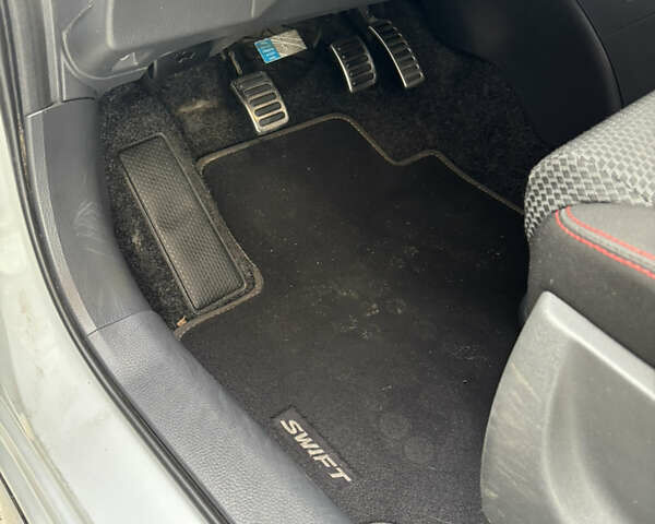 Сузуки Свифт 2014 в Киеве на Automoto.ua Белый Сузуки Свифт, объемом двигателя 1.6 л и пробегом 97 тыс. км за 7350 $, фото 24 на Automoto.ua