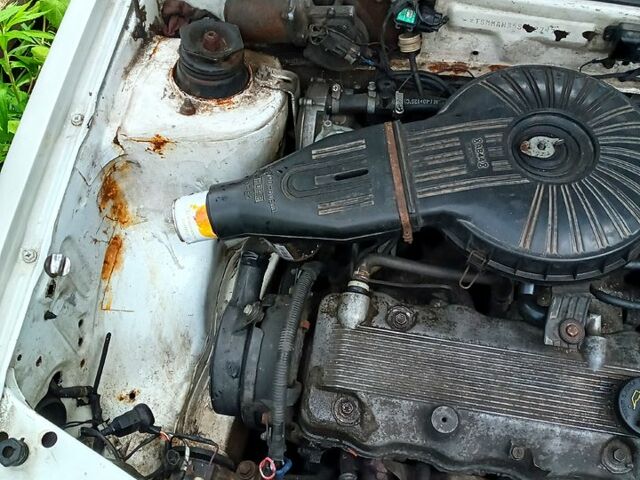 Белый Сузуки Свифт, объемом двигателя 1.3 л и пробегом 180 тыс. км за 1870 $, фото 5 на Automoto.ua