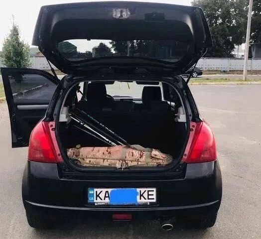 Чорний Сузукі Свифт, об'ємом двигуна 1.3 л та пробігом 310 тис. км за 4750 $, фото 5 на Automoto.ua