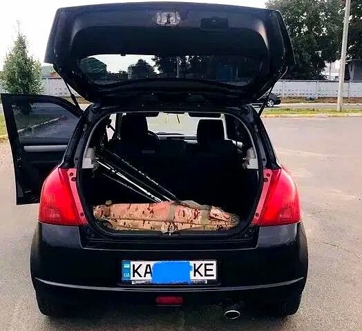 Чорний Сузукі Свифт, об'ємом двигуна 1.3 л та пробігом 310 тис. км за 4800 $, фото 5 на Automoto.ua