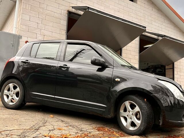 Черный Сузуки Свифт, объемом двигателя 1.3 л и пробегом 233 тыс. км за 5000 $, фото 1 на Automoto.ua