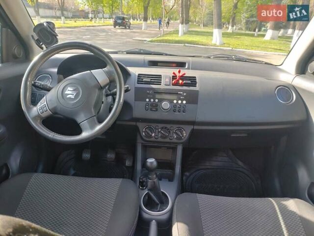Чорний Сузукі Свифт, об'ємом двигуна 1.3 л та пробігом 152 тис. км за 5500 $, фото 27 на Automoto.ua