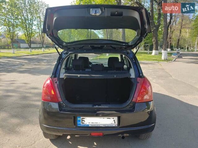 Чорний Сузукі Свифт, об'ємом двигуна 1.3 л та пробігом 152 тис. км за 5500 $, фото 6 на Automoto.ua