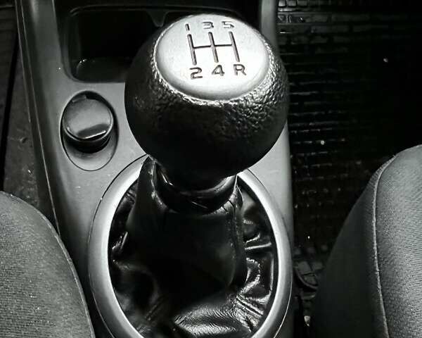 Чорний Сузукі Свифт, об'ємом двигуна 1.33 л та пробігом 95 тис. км за 3550 $, фото 6 на Automoto.ua