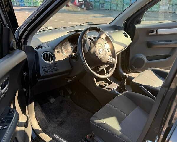 Черный Сузуки Свифт, объемом двигателя 1.33 л и пробегом 77 тыс. км за 5000 $, фото 4 на Automoto.ua