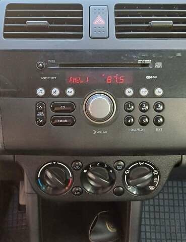 Чорний Сузукі Свифт, об'ємом двигуна 1.33 л та пробігом 164 тис. км за 3900 $, фото 8 на Automoto.ua