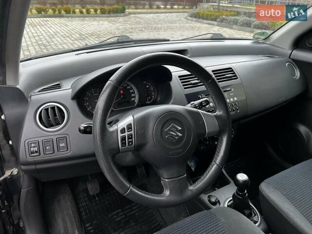 Черный Сузуки Свифт, объемом двигателя 1.3 л и пробегом 95 тыс. км за 3750 $, фото 5 на Automoto.ua