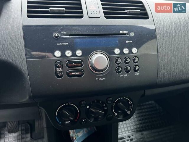 Черный Сузуки Свифт, объемом двигателя 1.3 л и пробегом 95 тыс. км за 3750 $, фото 3 на Automoto.ua