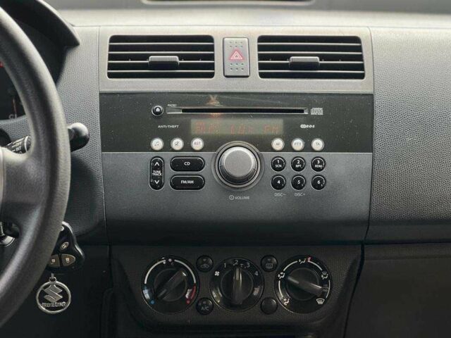 Красный Сузуки Свифт, объемом двигателя 1.3 л и пробегом 178 тыс. км за 5500 $, фото 15 на Automoto.ua