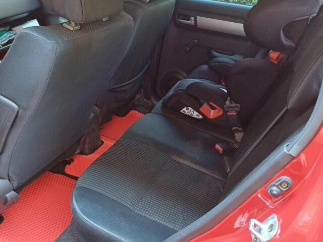 Красный Сузуки Свифт, объемом двигателя 1.33 л и пробегом 183 тыс. км за 5300 $, фото 6 на Automoto.ua