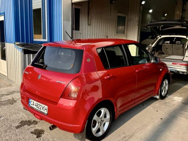 Красный Сузуки Свифт, объемом двигателя 1.3 л и пробегом 210 тыс. км за 5200 $, фото 2 на Automoto.ua