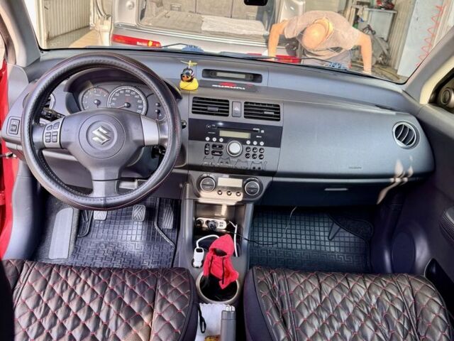 Красный Сузуки Свифт, объемом двигателя 1.3 л и пробегом 210 тыс. км за 5200 $, фото 5 на Automoto.ua