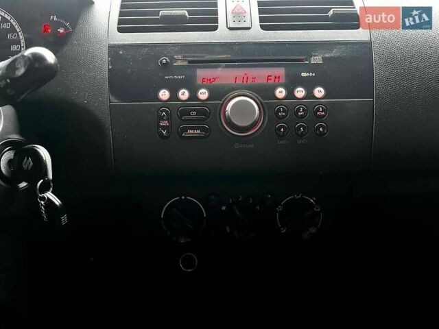 Красный Сузуки Свифт, объемом двигателя 1.3 л и пробегом 260 тыс. км за 4500 $, фото 19 на Automoto.ua