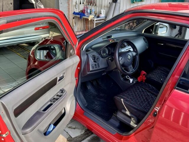 Красный Сузуки Свифт, объемом двигателя 1.3 л и пробегом 210 тыс. км за 5200 $, фото 4 на Automoto.ua