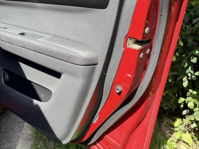 Красный Сузуки Свифт, объемом двигателя 1.5 л и пробегом 255 тыс. км за 5600 $, фото 5 на Automoto.ua