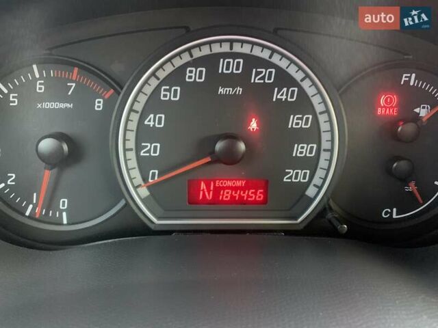 Червоний Сузукі Свифт, об'ємом двигуна 1.3 л та пробігом 184 тис. км за 4800 $, фото 8 на Automoto.ua