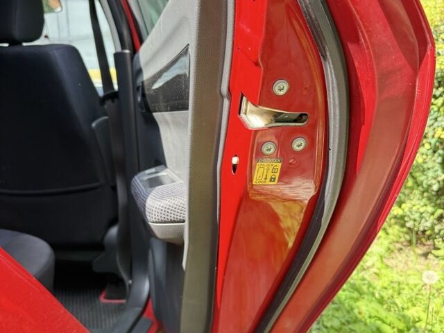 Красный Сузуки Свифт, объемом двигателя 1.5 л и пробегом 255 тыс. км за 5600 $, фото 6 на Automoto.ua