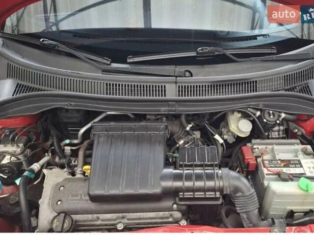 Красный Сузуки Свифт, объемом двигателя 1.49 л и пробегом 168 тыс. км за 7300 $, фото 4 на Automoto.ua